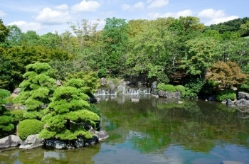 阿尔滕堡日本花园带湖泊和瀑布的日本花园户外池塘图片