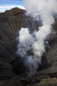 以蒸汽和烟雾进入活火山布洛莫口漏斗目标活动图片