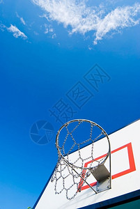 篮球站在阳光明媚的蓝天下白色干净红图片