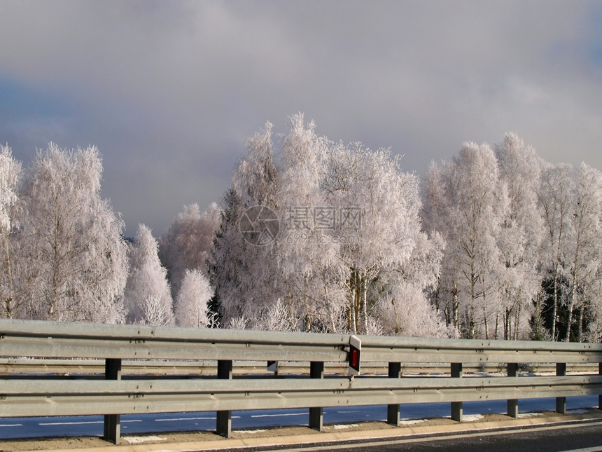 霜冰从冬季公路上的汽车看到危险图片