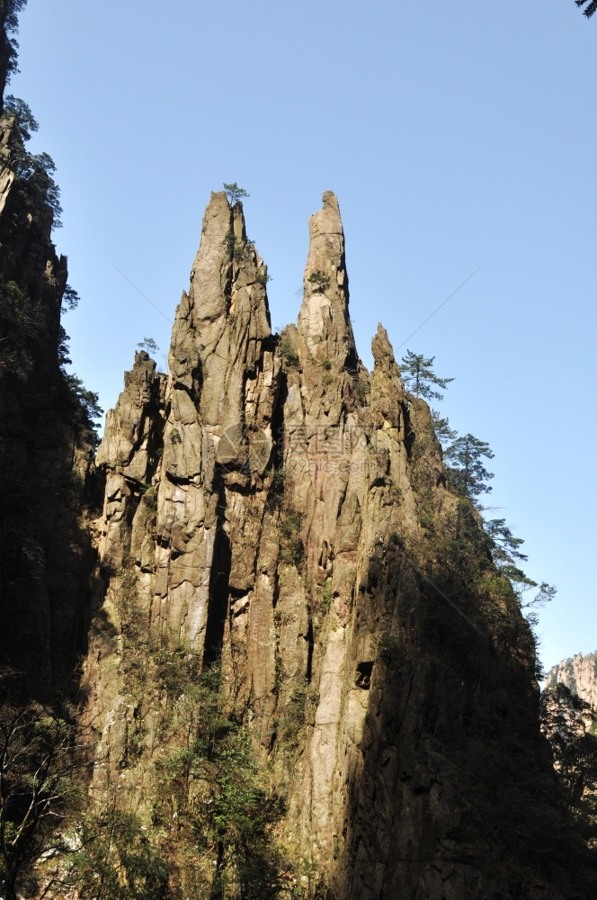 力量多岩石的天空阳光明媚清晨岩石山脉的风景图片