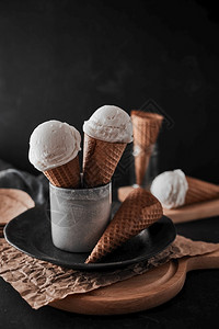 锥体甜的香草肠冰淇淋在华夫饼锥中香草冰淇淋舀图片