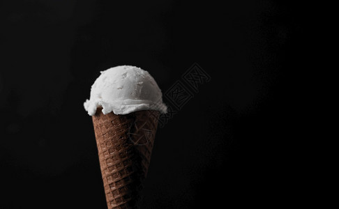糖香草肠冰淇淋在华夫饼锥中香草冰淇淋自制寒冷的图片