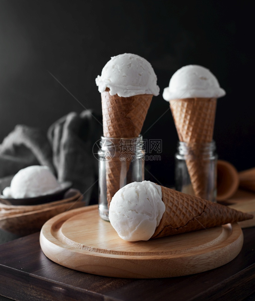 香草肠冰淇淋在华夫饼锥中香草冰淇淋冷冻一种美味的图片