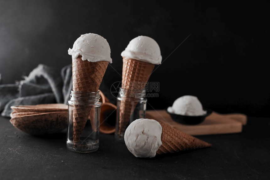 香草肠冰淇淋在华夫饼锥中香草冰淇淋舀颜色圣代图片
