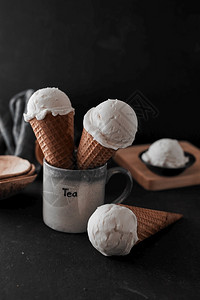 乳制品香草肠冰淇淋在华夫饼锥中香草冰淇淋寒冷的奶油图片