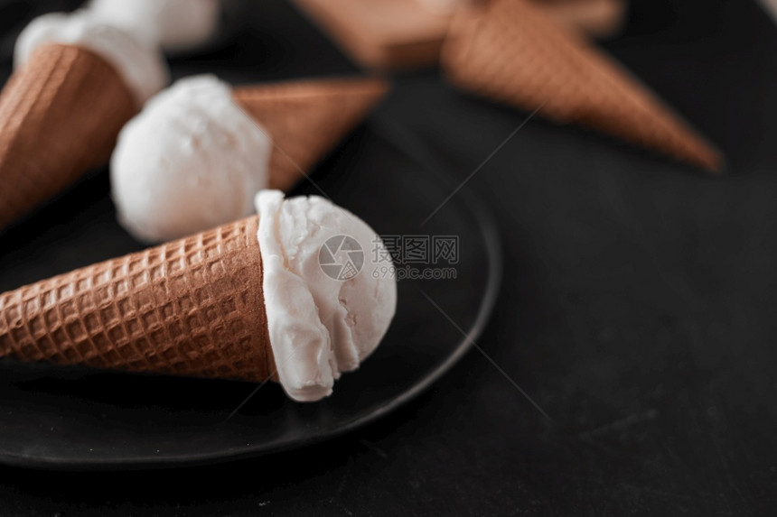 茶点香草肠冰淇淋在华夫饼锥中香草冰淇淋锥体胡扯图片