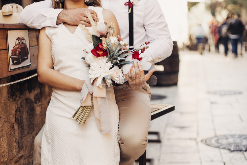 手拿着鲜花的新婚夫妻图片