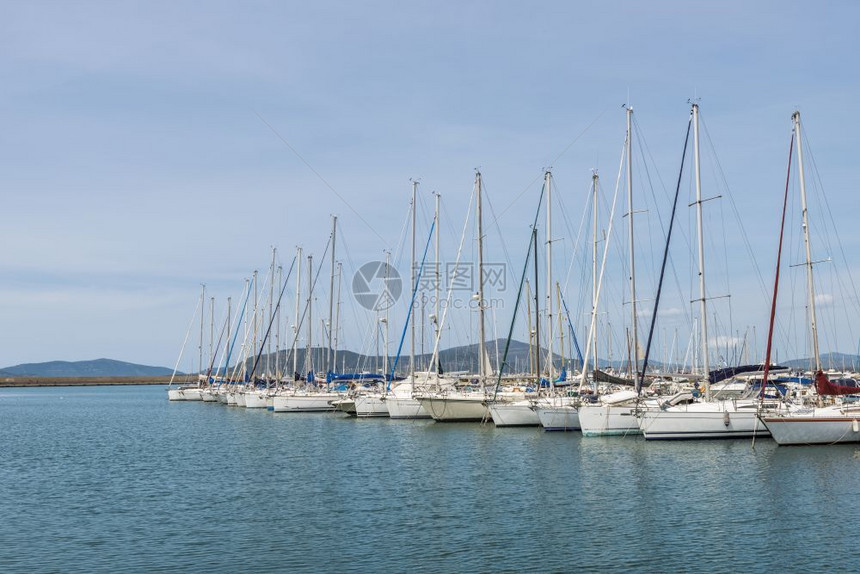 意大利Alghero意大利13雅普里尔2018号帆船停靠在撒丁岛阿尔盖罗港这是撒丁岛萨地尼亚游艇西面最大的港口位于撒丁岛阿尔盖罗图片