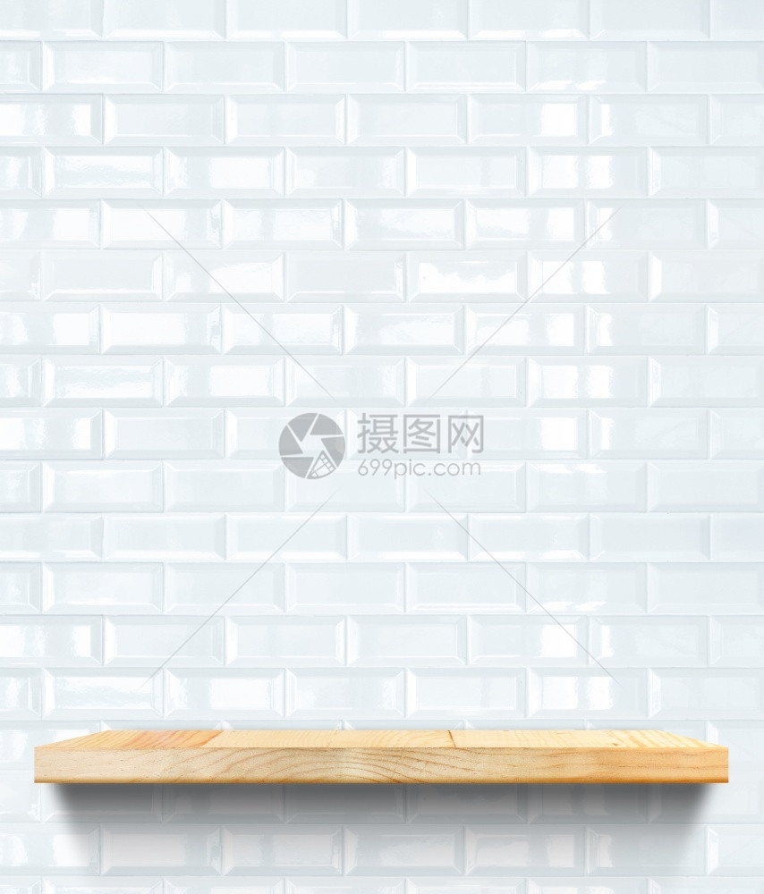 空的零售书架白色瓷砖墙上的空木板架Template模型展示产品企业演图片