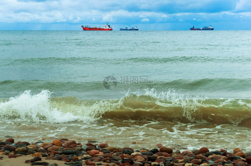 三艘船在地平线上海浪冲过岸边三艘船在地平线上旅行洗过水图片