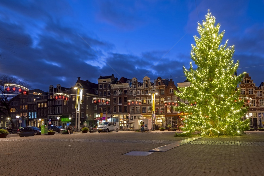 塔正方形日落时分在阿姆斯特丹的Nieuwmarkt的阿姆斯特丹圣诞节老的图片