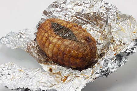 锡纸包裹的烤猪肉图片