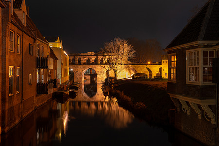 汉萨同盟夜间从西边看到Zutphen的Berkel河历史水门墙砖图片