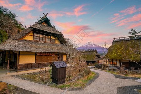 吸引力风景优美日式老房子和落时青藤山地标图片