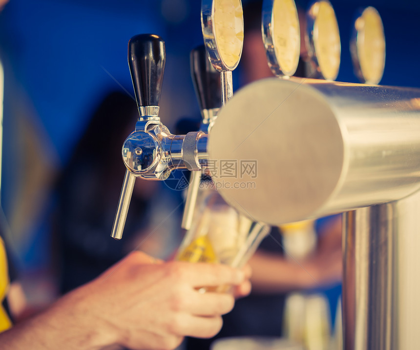 纳达林凉爽的在餐馆或酒吧供的啤里倒着一罐灌满了啤酒的柜台图片