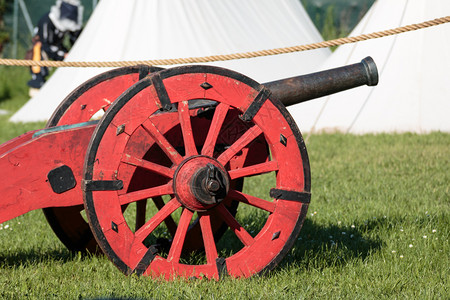 白色的古老中世纪红金属罐头在轮上古代的中世纪红金属罐子在轮上力量图片