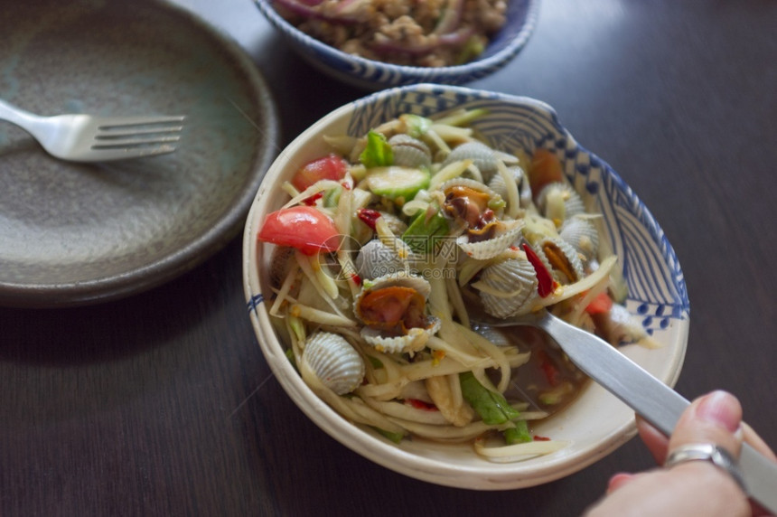 午餐健康THAI食物辣椒木瓜沙拉和鸡美味的图片