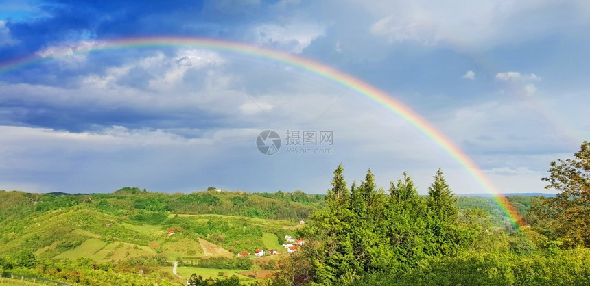 农村户外天空美丽的彩虹图片