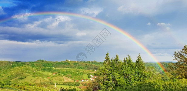 农村户外天空美丽的彩虹图片