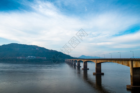 蓝色的目地游客早晨老挝日本桥占巴塞老挝高清图片