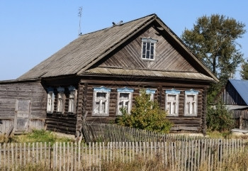 复古的居住地村里旧木屋阳光明媚的夏日粗糙图片