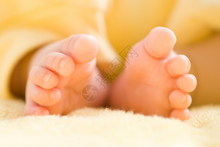 可爱的婴儿脚宝3个月大了黄色的柔软身体图片