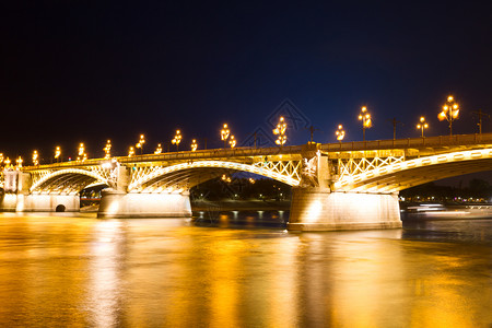 旅行首都匈牙利布达佩斯晚上灯笼照亮大桥位于匈牙利布达佩斯天际线图片