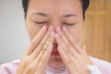 鼻子不舒服的女性背景图片