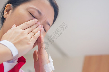 鼻子疼痛的女性图片