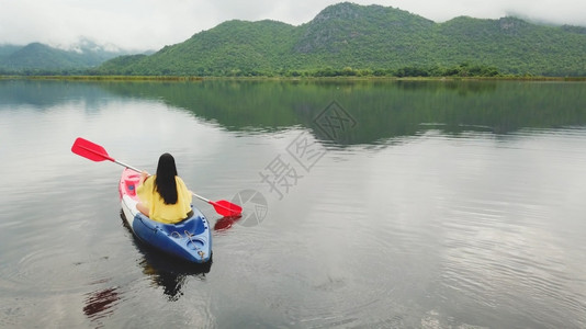 人们自然泰国湖和山上的妇女皮眼车户外图片