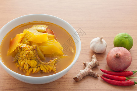 一顿饭姜黄咖哩与鱼和木瓜泰国大豆当地流行食物可口图片