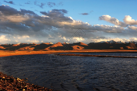 日落时高原湖边的风景戏剧明信片丰富多彩的图片
