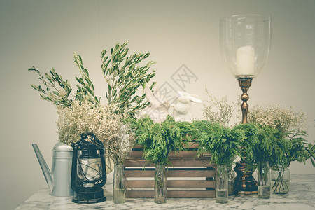 美丽的白色蜡烛棍花瓶和装饰家庭美极了图片