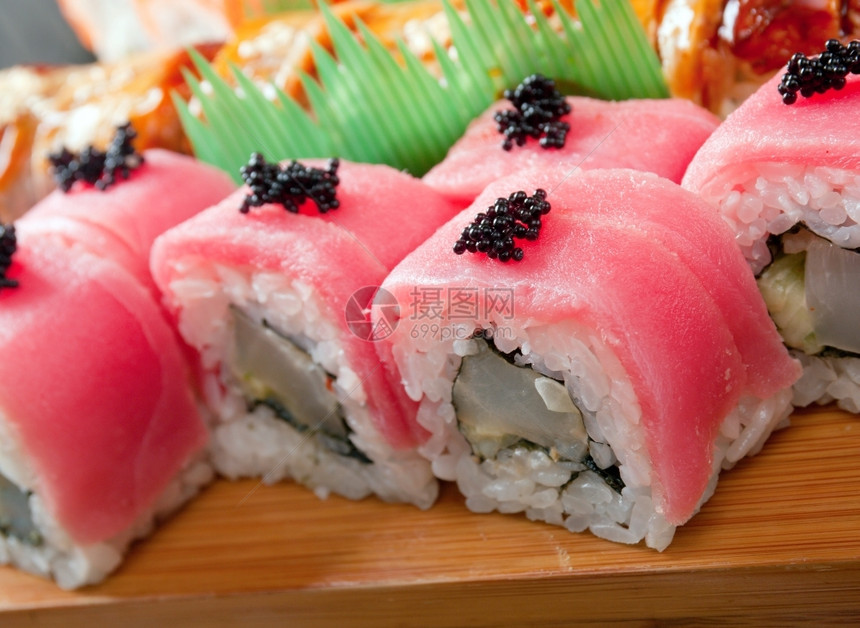 鱼子一套日式本寿司传统式意大利食品文化盘子图片