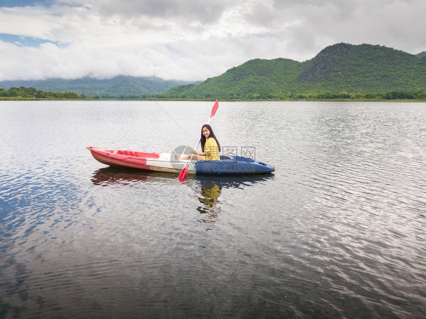 人们泰国湖和山上的妇女皮眼车冒险户外图片