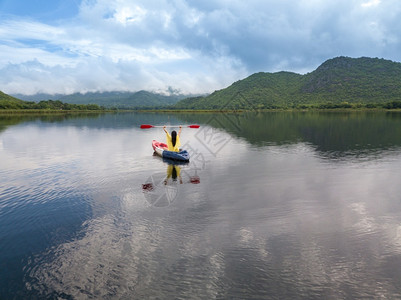 夏天桨泻湖泰国和山上的妇女皮眼车图片