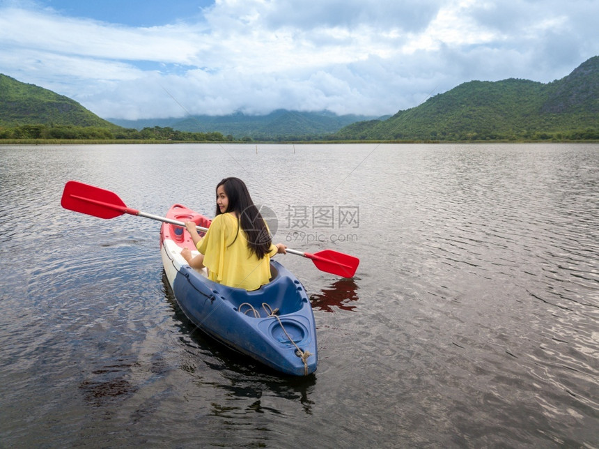 泰国湖和山上的妇女皮眼车娱乐趣独木舟图片