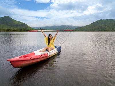 泰国湖和山上的妇女皮眼车船泻湖水图片