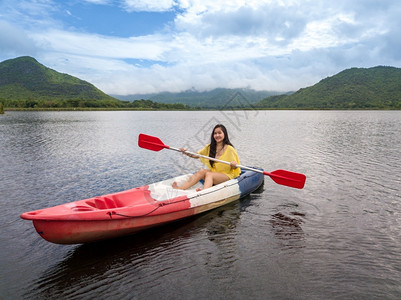 岛人们泰国湖和山上的妇女皮眼车积极的图片