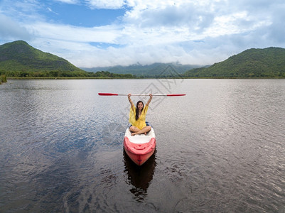 皮划艇运动员泰国湖和山上的妇女皮眼车运动人们图片