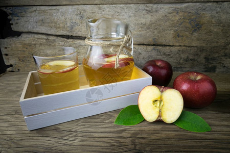 水果木制桌上的苹汁和水甜的图片