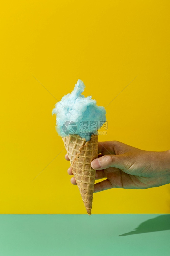 报告握着带有棉花糖的冰淇淋甜筒高锥体图片