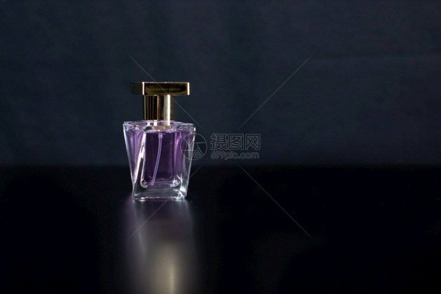 女气质香产品在黑色背景和复制空间上隔离的精美香水瓶图片