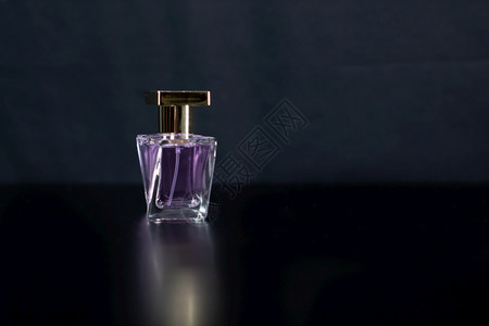 女气质香产品在黑色背景和复制空间上隔离的精美香水瓶图片