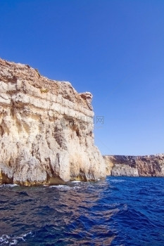 旅行游的在马耳他科米诺岛附近有山洞和蓝地中海洋水的利姆斯通岩石洞穴图片