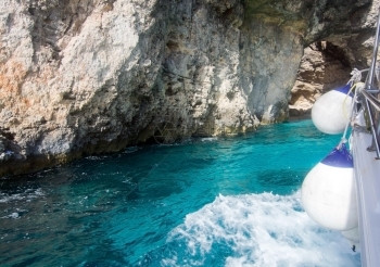 旅游的在马耳他科米诺岛附近有山洞和蓝地中海洋水的利姆斯通岩石夏令户外图片