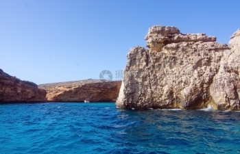 泻湖在马耳他科米诺岛附近有山洞和蓝地中海洋水的利姆斯通岩石夏令游客图片