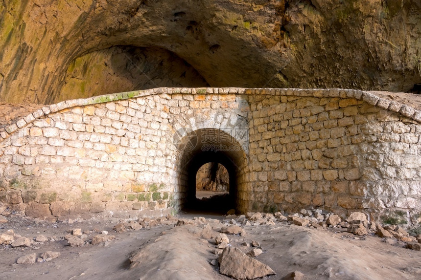 拱质地岩石保加利亚古老墙在Devetaki洞穴山的旧石墙图片