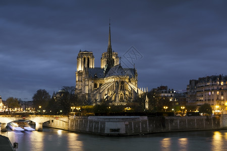 灯法国巴黎伊莱德兰西大教堂旅游的黑暗图片